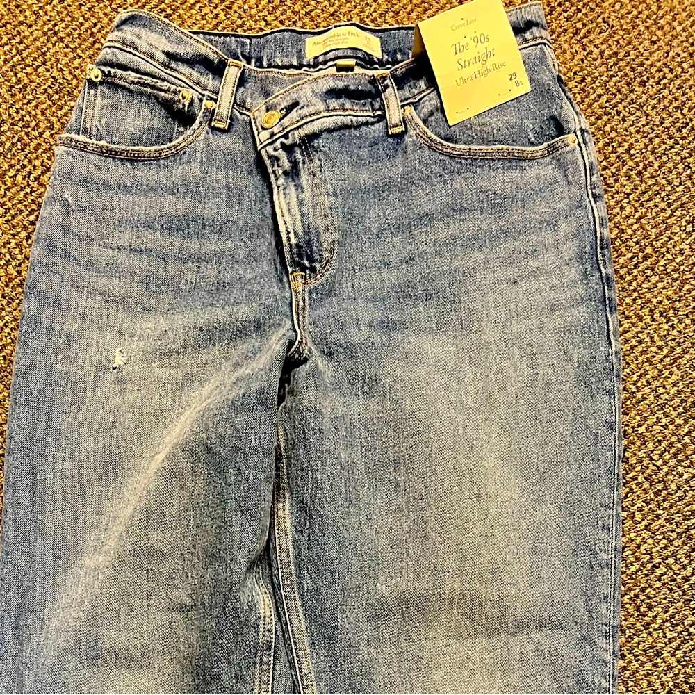 Abercrombie NWT 90’s Straight Ultra High Rise 8S